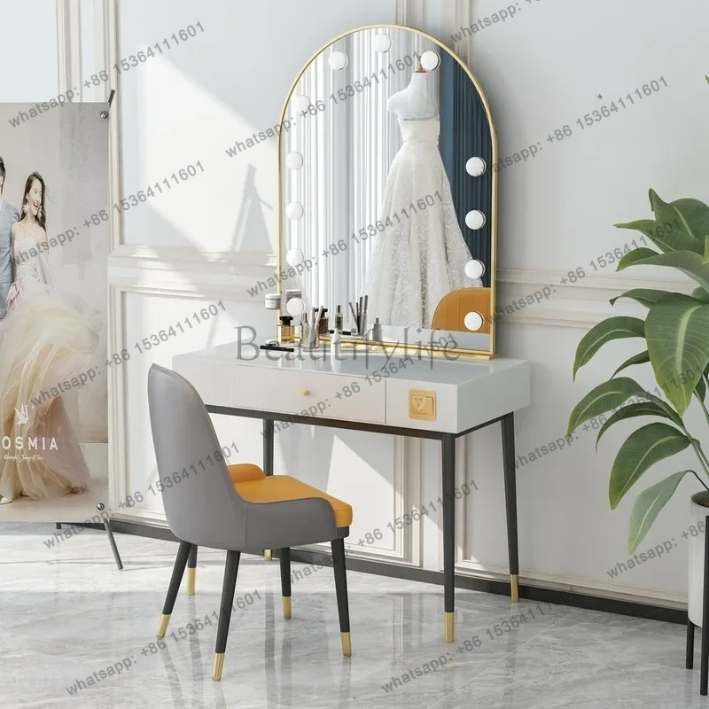 طاولة مكياج بسيطة بمرآة مصباح، - مراجعة Beauty Makeup Studio وسعره