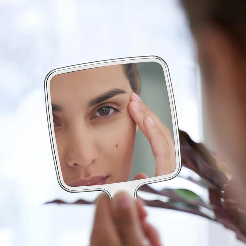 مرآة مكياج محمولة مربعة الشكل  - مراجعة Beauty Makeup Hd وسعره